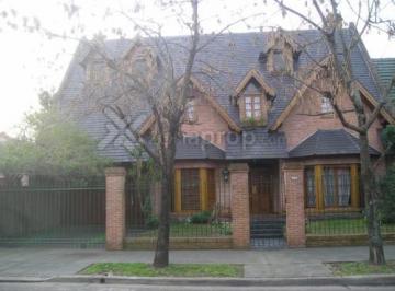 Casa · 455m² · 5 Dormitorios · Defensa 2000 - Haedo - Morón