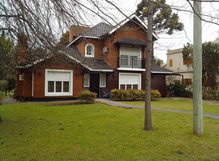 Casa · 200m² · 1 Ambiente · 2 Cocheras