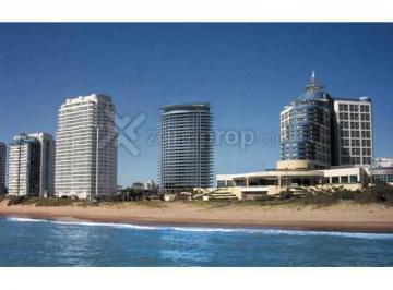 Departamento de 3 ambientes, Uruguay · Seasons Tower, Apto 2 Dorm. en Suite C/vestidor y Balcón con Vista Al Mar.