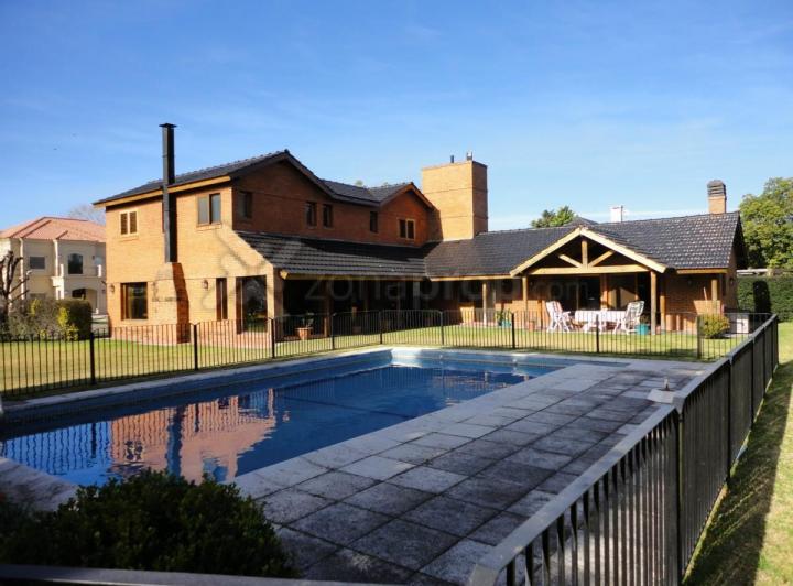 Casa · 341m² · 6 Ambientes · 3 Cocheras
