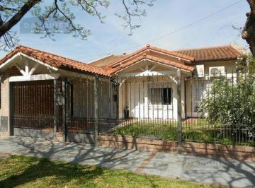 Casa · 167m² · 4 Ambientes · 1 Cochera · Casa en Adrogue