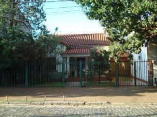 Casa · 330m² · 4 Ambientes · Chalet 3 Dorm C/garage y Fondo Libre. Banfield Este.