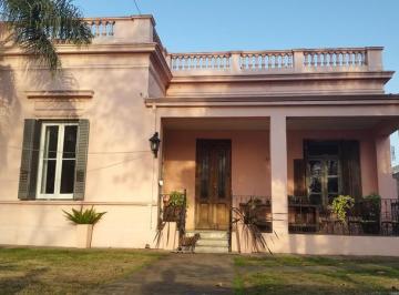 Casa · 240m² · 8 Ambientes · 4 Cocheras · Casa Anntigua Reciclada Sobre Lote de 750 m² en Excelente Ubicacion