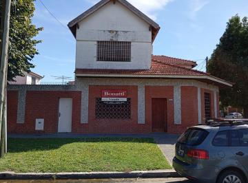 Casa · 237m² · 6 Ambientes · 1 Cochera · Casa de Dos Plantas de Muy Sólida Construcción