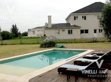 Casa · 500m² · 5 Ambientes · 2 Cocheras · Excelente Casa 4 Dorm. Piscina y Cochera Sobre 2 Lotes!