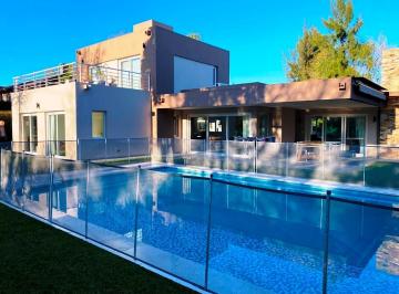Casa · 230m² · 4 Ambientes · 4 Cocheras · Casa en Venta: Altos del Sol: 5 Ambientes