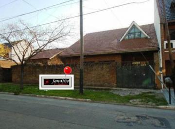 Casa · 300m² · 7 Ambientes · Chalet - Lote 1060 m²