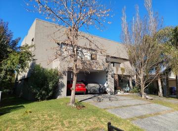 Casa · 237m² · 4 Ambientes · 4 Cocheras · Casa en Venta: Altos del Sol: 5 Ambientes