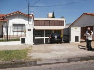 Casa de 4 ambientes, Lomas de Zamora · Casa Americana con Fondo y Piscina