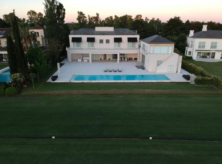 Casa · 750m² · 10 Ambientes · 4 Cocheras