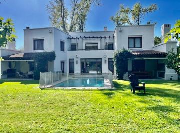 Casa de 9 ambientes, Pilar · Casa Al Parque Central en Venta