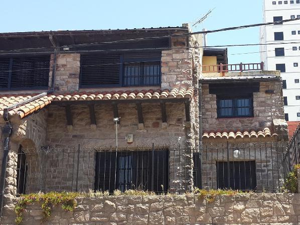 Casa 8 amb, 650m² con pileta y garage — La Perla