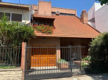 Casa · 260m² · 4 Ambientes · 1 Cochera · Chalet en Venta en Ramos Mejia