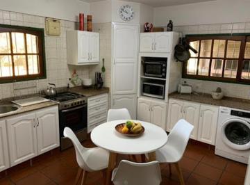Casa · 200m² · 4 Ambientes · 4 Cocheras · Chalet 5 Ambientes en Venta - Parque Leloir