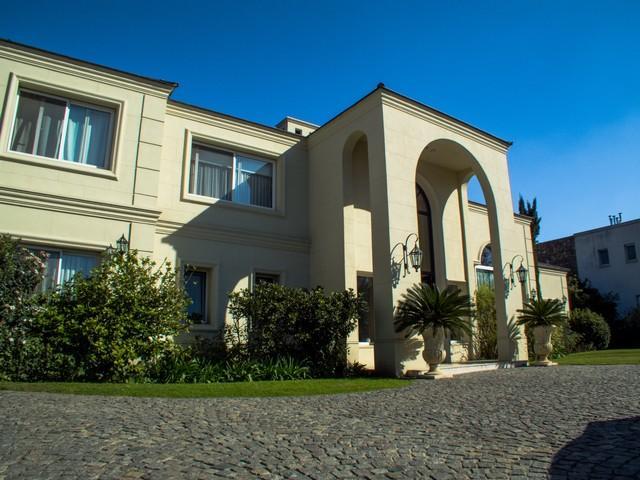 Casa · 900m² · 6 Ambientes · 2 Cocheras
