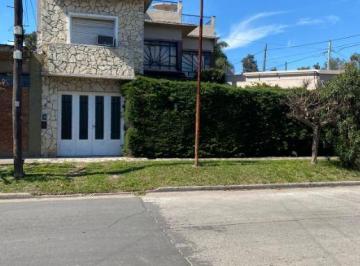 Casa · 200m² · 4 Ambientes · 1 Cochera · Casa en Venta en Villa Luzuriaga
