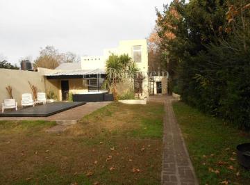 Casa · 215m² · 4 Ambientes · 2 Cocheras · Casa en Venta: 4 Ambientes: El Jagüel: 723 m²