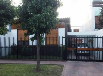 Casa de 6 ambientes, La Matanza · Casa en Lote Propio de 10 X 46 en El Corazon de Barrio Pileta Muy Confortable