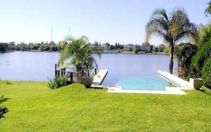 Casa · 306m² · 6 Ambientes · 4 Cocheras