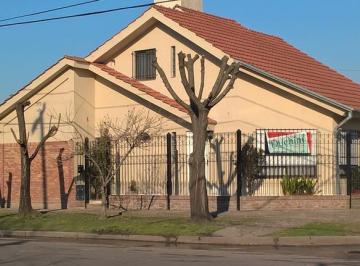 Casa · 101m² · 4 Ambientes · 1 Cochera · Chelet Impecable Temperley Este