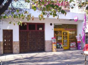 Casa · 230m² · 4 Ambientes · 1 Cochera · Casa en Venta en Villa Luzuriaga