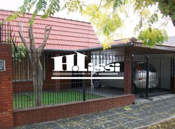 Casa · 196m² · 3 Dormitorios · Amplia Casa con Lote Lindero y Quincho.