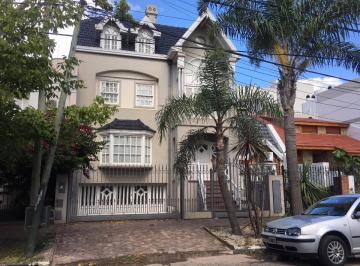 Casa de 6 ambientes, Lomas de Zamora · Imponente Chalet 6 Amb con Garage P/2 Autos y Piscina, en Espectacular Ubicación