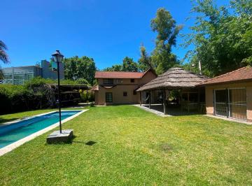 Casa · 180m² · 5 Ambientes · 6 Cocheras · Casa de Campo en Alquiler: Parque Leloir: 5 Ambientes