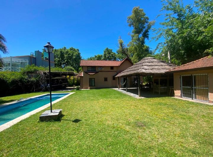 Casa · 180m² · 5 Ambientes · 6 Cocheras