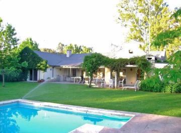 Casa · 330m² · 5 Ambientes · 2 Cocheras · Hermoso Chalet en Club de Campo "Los Pingüinos"