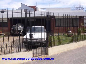 Casa · 164m² · 4 Ambientes · 1 Cochera · V490 Castelar Venta Casa 4 Amb. con Cochera, Patio y Terraza