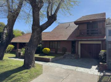 Casa · 230m² · 4 Ambientes · 1 Cochera · Chalet en Parque Camet con Aplio Jardin