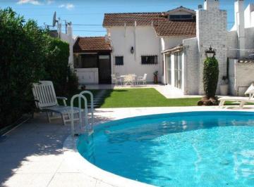 Casa · 150m² · 4 Ambientes · 1 Cochera · Chalet en Azul con Pileta