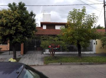 Casa de 4 ambientes, Almirante Brown · Chalet 4 Ambientes, Muy Buena Ubicación. Adrogue a m de Av Yrigoyen