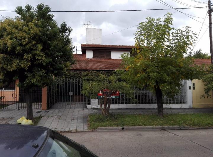 Casa · 1m² · 4 Ambientes · 1 Cochera