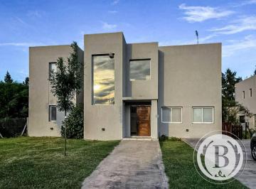 VENTA | 3 DORMITORIOS |
Planta Baja: living comedor amplio Cocina comedor integ · Bustamante Prop. San Matías Area 5 7197 Casa Venta Escobar
