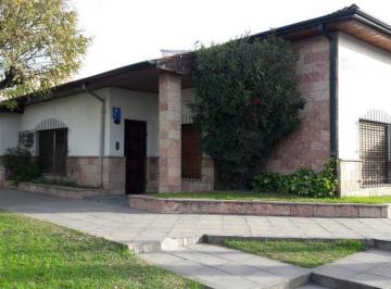 Casa · 156m² · 6 Ambientes · 1 Cochera · Casa - Banfield Oeste