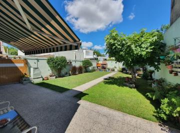 Casa · 100m² · 3 Ambientes · 2 Cocheras · Casa en Banfield Oeste de 2 Dorm. Apta Credito