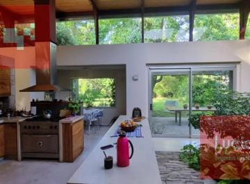 Casa · 270m² · 4 Ambientes · Casa 4 Ambientes en Lote de 2100 m² Barrio Semicerrado - El Cortijo