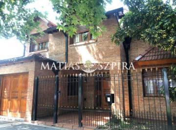 Casa · 180m² · 4 Ambientes · 2 Cocheras · Excelente Chalet Sobre Av Sarmiento Castelar Norte