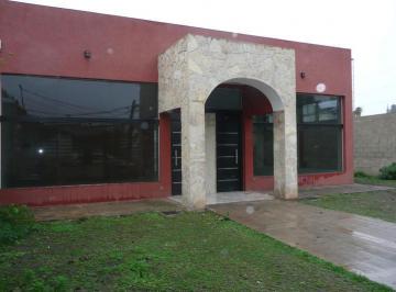 Local comercial · 120m² · 3 Ambientes · 10 Cocheras · Local a 100 m de Av H. Yrigoyen