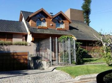Casa · 400m² · 6 Ambientes · 3 Cocheras · Casa de Categoria en Castelar