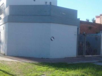 Casa · 131m² · 5 Ambientes · 1 Cochera · Casa PH en Venta en Lanus Oeste