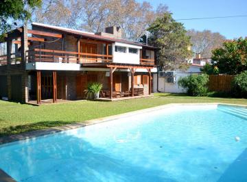 Casa · 370m² · 9 Ambientes · 4 Cocheras · Venta Casa en Rosario Alberdi.