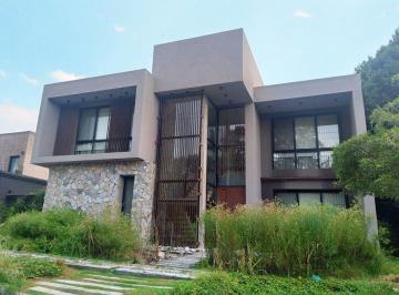 Casa · 323m² · 5 Ambientes · 1 Cochera - GRÜNEWALD PROPIEDADES · Excelente Propiedad de Diseño Frente y Fondo Golf