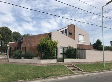 Casa · 170m² · 5 Ambientes · 3 Cocheras · Santilli - 14 de Julio 1099 - Temperley Este