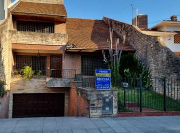 Casa · 430m² · 4 Ambientes · 4 Cocheras · Muy Buen Chalet en 3 Plantas. 4 Ambientes, Hermosa Jardin con Piscina.
