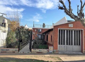 Casa · 130m² · 4 Ambientes · 1 Cochera · Casa Americana en Excelente Ubicación. Apto Crédito!