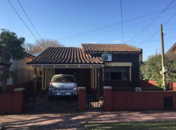 Casa · 240m² · Chalet en Venta Comodoro Py 1355, Adrogué