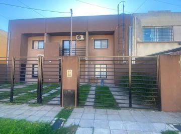 Casa · 90m² · 3 Ambientes · 1 Cochera · Duplex en Alquiler: 3 Ambientes: Ituzaingo